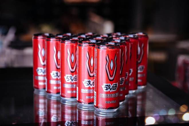 夏日海边畅饮推荐出游补充能量还得是国产能量饮料战马(图2)
