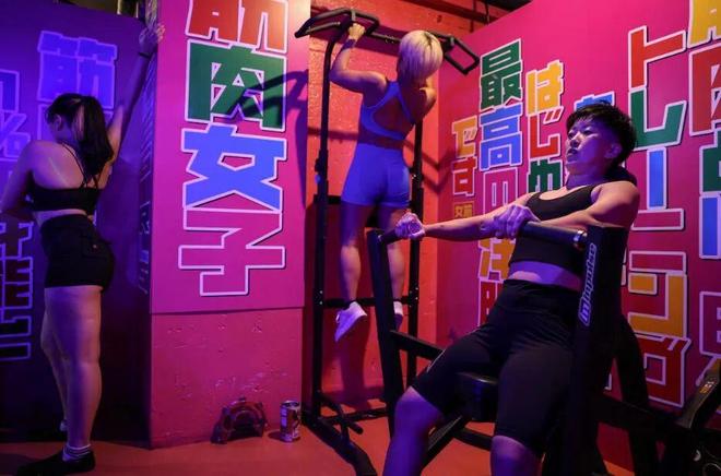 日本肌肉女酒吧：全女服务生但都超壮！徒手碎橙子、公主抱顾客太猛了(图7)