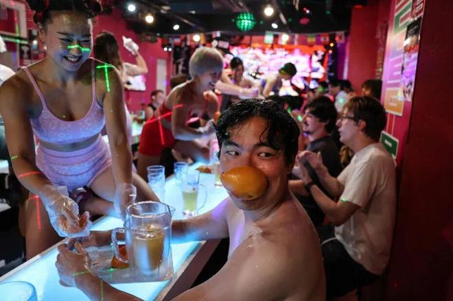 日本肌肉女酒吧：全女服务生但都超壮！徒手碎橙子、公主抱顾客太猛了(图2)