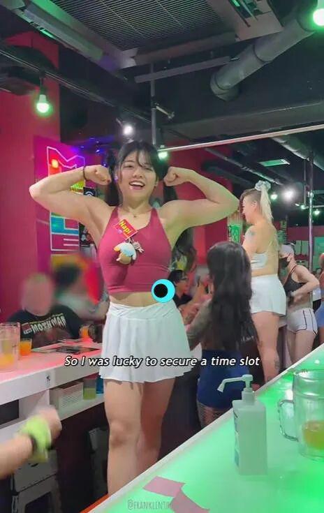 日本肌肉女酒吧：全女服务生但都超壮！徒手碎橙子、公主抱顾客太猛了(图8)