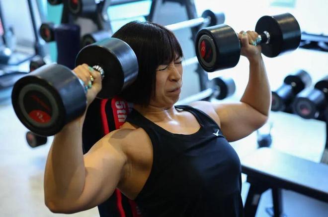 日本肌肉女酒吧：全女服务生但都超壮！徒手碎橙子、太猛了(图4)