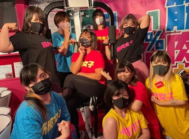 日本肌肉女酒吧：全女服务生但都超壮！徒手碎橙子、太猛了(图3)